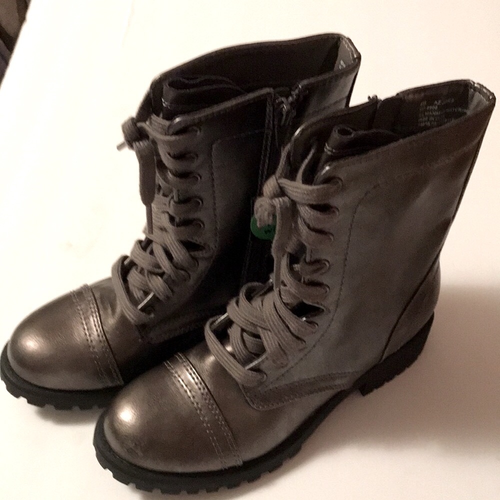 New Arizona Womens lace up bootsNwe